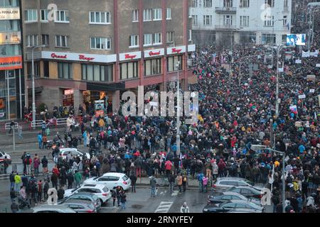 (180317) -- BRATISLAVA, 17. März 2018 -- Demonstranten veranstalten am 16. März 2018 eine Kundgebung in der slowakischen Altstadt von Bratislava. Mehr als 100.000 Slowaken versammelten sich am Freitag in mehreren Städten, um eine frühzeitige Wahl zu fordern. (psw) SLOWAKEI-BRATISLAVA-WAHLNACHFRAGE QuxXi PUBLICATIONxNOTxINxCHN Stockfoto