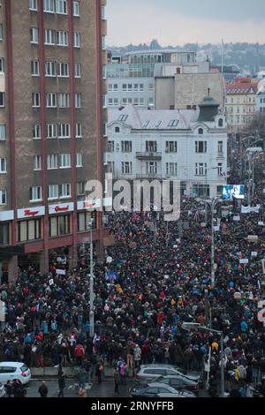 (180317) -- BRATISLAVA, 17. März 2018 -- Demonstranten veranstalten am 16. März 2018 eine Kundgebung in der slowakischen Altstadt von Bratislava. Mehr als 100.000 Slowaken versammelten sich am Freitag in mehreren Städten, um eine frühzeitige Wahl zu fordern. (psw) SLOWAKEI-BRATISLAVA-WAHLNACHFRAGE QuxXi PUBLICATIONxNOTxINxCHN Stockfoto