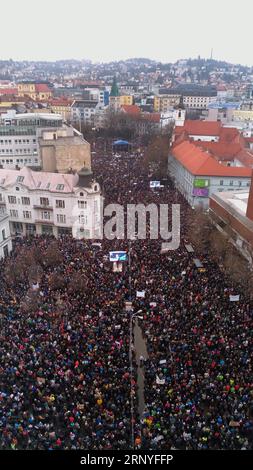 (180317) -- BRATISLAVA, 17. März 2018 -- Demonstranten veranstalten am 16. März 2018 eine Kundgebung in der slowakischen Altstadt von Bratislava. Mehr als 100.000 Slowaken versammelten sich am Freitag in mehreren Städten, um eine frühzeitige Wahl zu fordern. (psw) SLOWAKEI-BRATISLAVA-WAHLFORDERUNG MartinaxKrikova PUBLICATIONxNOTxINxCHN Stockfoto