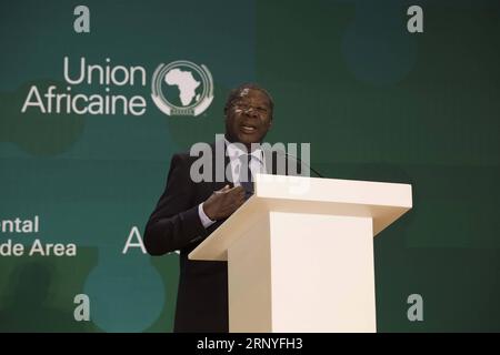 Bilder des Tages (180317) -- KIGALI, 17. März 2018 -- Quartey Kwesi, stellvertretender Vorsitzender der Kommission der Afrikanischen Union (AU), spricht auf einer Sitzung des Ausschusses der Ständigen Vertreter (VR China) der AU in Kigali, Ruanda, am 17. März 2018. Es wird erwartet, dass die afrikanischen Staats- und Regierungschefs ein Abkommen unterzeichnen, mit dem die Afrikanische Kontinentalfreihandelszone (AfCFTA) auf einem außerordentlichen Gipfel der Afrikanischen Union (AU), der hier am Samstag gestartet wurde, ins Leben gerufen wird. Der Gipfel begann am Samstag mit einem Treffen des Ausschusses der Ständigen Vertreter (VR China) der AU, einem vorbereitenden Treffen der Staats- und Regierungschefs Stockfoto