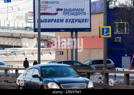 (180317) -- MOSKAU, 17. März 2018 -- Ein Vorstand über die russischen Präsidentschaftswahlen wird in Moskau, der Hauptstadt Russlands, am 17. März 2018 gesehen. Die russischen Präsidentschaftswahlen finden am 18. März 2018 statt.) (Zjl) RUSSLAND-MOSKAU-PRÄSIDENTSCHAFTSWAHL BaixXueqi PUBLICATIONxNOTxINxCHN Stockfoto