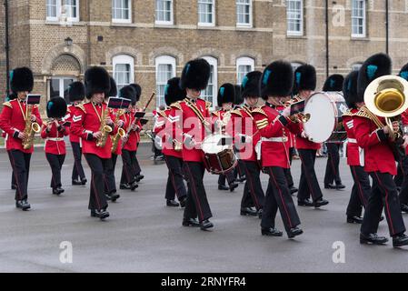 (180317) -- LONDON, 17. März 2018 -- irische Garde nehmen an der jährlichen Irish Guards St. Patrick's Day Parade in Hounslow, London, Großbritannien, am 17. März 2018. ) GROSSBRITANNIEN-LONDON-ST. PATRICK S DAY-IRISH GUARDS-PARADE-ROYAL RAYXTANG PUBLICATIONXNOTXINXCHN Stockfoto