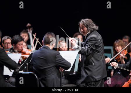 (180318) -- KUALA LUMPUR, 18. März 2018 -- Dirigent Tang Muhai (R) und Musiker des China National Symphony Orchestra treten während des Belt and Road auf Malaysia-China Freundschaft Klavier Symphonie Konzert in Istana Budaya in Kuala Lumpur, Malaysia, 17. März 2018. ) (psw) MALAYSIA-KUALA LUMPUR-CHINA-KONZERT ZhuxWei PUBLICATIONxNOTxINxCHN Stockfoto