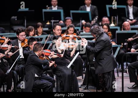 (180318) -- KUALA LUMPUR, 18. März 2018 -- Dirigent Tang Muhai (R) und Musiker des China National Symphony Orchestra treten während des Belt and Road auf Malaysia-China Freundschaft Klavier Symphonie Konzert in Istana Budaya in Kuala Lumpur, Malaysia, 17. März 2018. ) (psw) MALAYSIA-KUALA LUMPUR-CHINA-KONZERT ZhuxWei PUBLICATIONxNOTxINxCHN Stockfoto