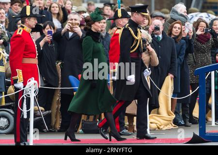 (180317) -- LONDON, 17. März 2018 -- Prinz William (1. R, Front), der Duke of Cambridge, und seine Frau Catherine (2. R, Front), die Herzogin von Cambridge, besuchen die jährliche Irish Guards St. Patrick's Day Parade in Hounslow, London, Großbritannien, am 17. März 2018. ) GROSSBRITANNIEN-LONDON-ST. PATRICK S DAY-IRISH GUARDS-PARADE-ROYAL RAYXTANG PUBLICATIONXNOTXINXCHN Stockfoto