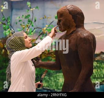 (180318) -- PEKING, 18. März 2018 -- türkischer Konditormeister Tugba Gecgil macht das Biest der Konditorei Beauty and the Beast in Istanbul, Türkei, 10. März 2018. Das Konditorfestival in Istanbul zeigt eine bunte Welt von Gebäck und Kuchen, vor allem in Form von menschlichen Figuren, Tieren, Blumen und sozialem Leben. ) XINHUA PHOTO WEEKLY CHOICES (CN) HexCanling PUBLICATIONxNOTxINxCHN Stockfoto