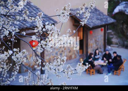 (180318) -- PEKING, 18. März 2018 -- Besucher haben eine Pause in einer Gastfamilie im Dorf Yingtaogou der Stadt Shiyan, Provinz Hubei in Zentralchina, 13. März 2018. ) XINHUA PHOTO WEEKLY CHOICES (CN) CaoxZhonghong PUBLICATIONxNOTxINxCHN Stockfoto