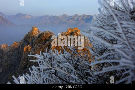 (180318) -- PEKING, 18. März 2018 -- Foto aufgenommen am 18. März 2018 zeigt die Chinesische Mauer Jiankou nach einem Schneefall im Bezirk Huairou von Peking, der Hauptstadt Chinas. )(wsw) CHINA-BEIJING-GREAT WALL-LANDSCHAFT (CN) BuxXiangdong PUBLICATIONxNOTxINxCHN Stockfoto