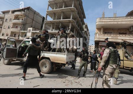 (180318) -- AFRIN, 18. März 2018 () -- die Kämpfer der Freien Syrischen Armee werden am 18. März 2018 in der syrischen Stadt Afrin gesehen. Türkische Truppen und alliierte syrische Rebellen haben das Stadtzentrum von Afrin nach zweimonatigen Kämpfen unter Kontrolle gebracht, sagte der türkische Präsident Recep Tayyip Erdogan am Sonntag. () (swt) SYRIEN-AFRIN-ÜBERNAHME Xinhua PUBLICATIONxNOTxINxCHN Stockfoto