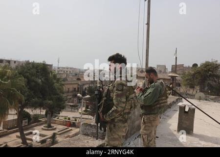 (180318) -- AFRIN, 18. März 2018 () -- türkische Soldaten beobachten am 18. März 2018 von der Hausverwaltung in der syrischen Stadt AFRIN. Türkische Truppen und alliierte syrische Rebellen haben das Stadtzentrum von Afrin nach zweimonatigen Kämpfen unter Kontrolle gebracht, sagte der türkische Präsident Recep Tayyip Erdogan am Sonntag. () (swt) SYRIEN-AFRIN-ÜBERNAHME Xinhua PUBLICATIONxNOTxINxCHN Stockfoto