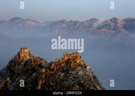 (180318) -- PEKING, 18. März 2018 -- Foto aufgenommen am 18. März 2018 zeigt die Chinesische Mauer Jiankou nach einem Schneefall im Bezirk Huairou von Peking, der Hauptstadt Chinas. )(wsw) CHINA-BEIJING-GREAT WALL-LANDSCHAFT (CN) BuxXiangdong PUBLICATIONxNOTxINxCHN Stockfoto