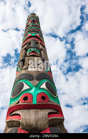 Totempfahl von indianern aus Nordamerika. Totempfähle sind monumentale Skulpturen, die von indigenen Völkern der pazifischen Nordwestküste von Nort geschnitzt wurden Stockfoto