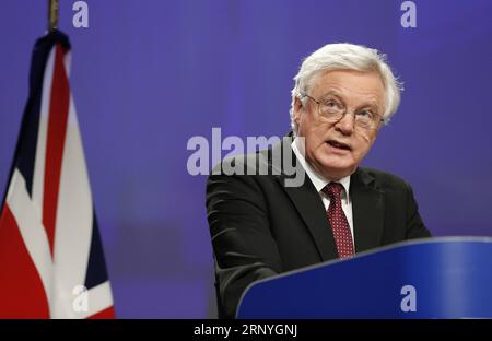 (180319) -- BRÜSSEL, 19. März 2018 -- der britische Brexit-Sekretär David Davis spricht nach einer neuen Verhandlungsrunde über die Brexit-Gespräche am 19. März 2018 in Brüssel (Belgien) auf der Pressekonferenz mit dem Vorsitzenden der Europäischen Union, Michel Barnier (nicht gesehen). (yk) BELGIEN-BRÜSSEL-BREXIT-GESPRÄCHE-PRESSEKONFERENZ YexPingfan PUBLICATIONxNOTxINxCHN Stockfoto