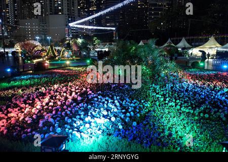 (180320) -- HONG KONG, 20. März 2018 -- Touristen sehen Blumen während der Hong Kong Flower Show im Victoria Park in Hong Kong, Südchina, 19. März 2018. ) (wyo) CHINA-HONG KONG-FLOWER SHOW (CN) QinxQing PUBLICATIONxNOTxINxCHN Stockfoto