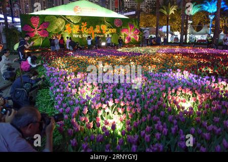 (180320) -- HONG KONG, 20. März 2018 -- Touristen sehen Blumen während der Hong Kong Flower Show im Victoria Park in Hong Kong, Südchina, 19. März 2018. ) (wyo) CHINA-HONG KONG-FLOWER SHOW (CN) QinxQing PUBLICATIONxNOTxINxCHN Stockfoto