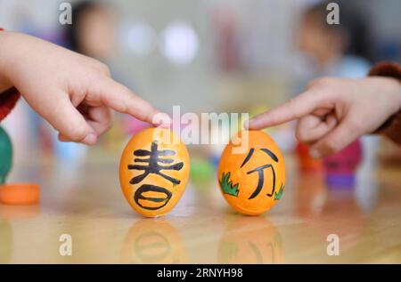 (180321) -- HENGSHUI, 21. März 2018 -- Kinder spielen ein Spiel, um Eier am Ende in einem Kindergarten im Kreis Zaoqiang, Provinz Hebei, im Norden Chinas, zu stehen, 21. März 2018, ebenfalls am Tag von Chunfen. Chunfen, was wörtlich Frühlings-Tagundnachtgleiche oder Vernal-Tagundnachtgleiche bedeutet, fällt auf den Tag, an dem die Sonne genau auf dem himmlischen Breitengrad von null Grad liegt. ) (wyo) CHINA-TRADITIONAL CALENDAR DATE-CHUNFEN (CN) ZhuxXudong PUBLICATIONxNOTxINxCHN Stockfoto