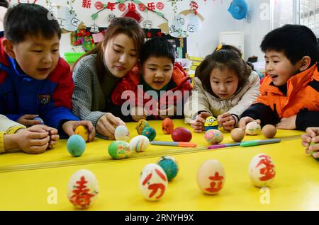 (180321) -- ZHENJIANG, 21. März 2018 -- Kinder spielen in einem Kindergarten in Zhenjiang, der ostchinesischen Provinz Jiangsu, am 21. März 2018, ebenfalls am Tag von Chunfen, ein Spiel, um Eier am Ende zu stehen. Chunfen, was wörtlich Frühlings-Tagundnachtgleiche oder Vernal-Tagundnachtgleiche bedeutet, fällt auf den Tag, an dem die Sonne genau auf dem himmlischen Breitengrad von null Grad liegt. ) (wyo) CHINA-TRADITIONAL CALENDAR DATE-CHUNFEN (CN) ShixYucheng PUBLICATIONxNOTxINxCHN Stockfoto