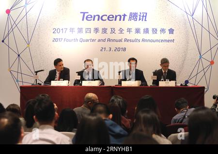 (180321) -- HONGKONG, 21. März 2018 -- Ma Huateng (2. R), Chairman und CEO von Tencent, nimmt an einer Pressekonferenz in Hongkong, Südchina, am 21. März 2018 Teil. Der chinesische Technologiekonzern Tencent sagte am Mittwoch, dass sein Gewinn, der den Aktionären zuzurechnen ist, im vergangenen Jahr dank des soliden Wachstums in seinen Kerngeschäftsbereichen um 74 Prozent gestiegen sei. Laut einem Bericht auf der Website des Unternehmens betrugen die den Aktionären zuzurechnenden Gewinne 2017 71,5 Milliarden Yuan (etwa 10,9 Milliarden US-Dollar). )(mcg) CHINA-TENCENT-PROFIT (CN) LixPeng PUBLICATIONxNOTxINxCHN Stockfoto