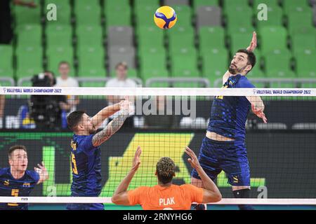 Juri Semeniuk, Vitaliy Schtschytkov (Ukraine); Fabian Plak (Niederlande). Volleyball-Weltmeisterschaft 2022. Achtelrunde Stockfoto