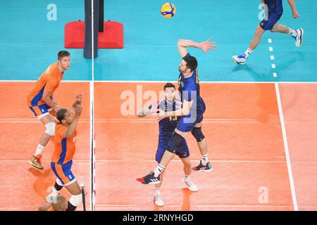 Yurii Semeniuk, Vitaliy Schtschytkov (Ukraine); Fabian Plak, Thijs Ter Horst (Niederlande). Volleyball-Weltmeisterschaft 2022. Achtelrunde Stockfoto