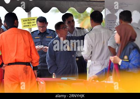 (180322) -- MUAR(MALAYSIA), 22. März 2018 -- Rettungskräfte diskutieren die Rettung der vermissten Besatzungsmitglieder eines gekenterten Sandbaggers in Parit Jawa im südmalaysischen Bundesstaat Johor am 22. März 2018. Taucher wurden eingesetzt, während Luft in den Sandbagger gepumpt wurde, der in den Gewässern vor Malaysia in der Malakka-Straße gekentert ist, um die vermissten Besatzungsmitglieder zu suchen und zu retten, sagten Beamte am Donnerstag.)(gj) MALAYSIA-MALAKKA-STRASSE-SCHIFF-GEKENTERTE-RETTUNG ChongxVoonxChung PUBLICATIONxNOTxINxCHN Stockfoto