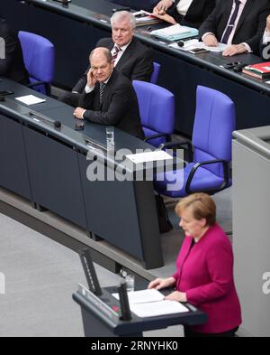 (180322) -- BERLIN, 22. März 2018 -- Bundeskanzlerin und Finanzministerin Olaf Scholz (vorne) und Bundesinnenminister Horst Seehofer (hinten) reagieren, als Bundeskanzlerin Angela Merkel am 21. März 2018 ihre erste Regierungserklärung als Bundeskanzlerin zum vierten Mal in Folge in Berlin, der Hauptstadt Deutschlands, vor dem parlament abgibt. (gj) ERKLÄRUNG DER REGIERUNG DEUTSCHLAND-BERLIN-MERKEL ShanxYuqi PUBLICATIONxNOTxINxCHN Stockfoto