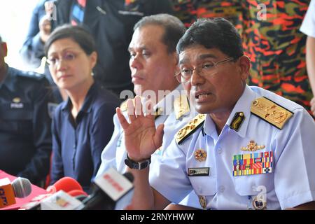 (180322) -- MUAR (MALAYSIA), 22. März 2018 -- Zulkifili Abu Bakar (R), Chef der malaysischen Maritime Enforcement Agency (), spricht auf einer Pressekonferenz in Parit Jawa im südmalaysischen Bundesstaat Johor am 22. März 2018. Taucher wurden eingesetzt, während Luft in den Sandbagger gepumpt wurde, der in den Gewässern vor Malaysia in der Malakka-Straße kenterte, um die vermissten Besatzungsmitglieder zu suchen und zu retten, sagten Beamte am Donnerstag. Malaysian startete Such- und Rettungseinsätze, nachdem ein Sandbaggerschiff am Mittwoch in den Gewässern vor seinem südlichen Johor-Staat gekentert war und mindestens ein Totes an hinterlassen hatte Stockfoto