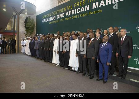 (180322) -- KIGALI, 22. März 2018 -- afrikanische Führer posieren für ein Gruppenfoto auf der 10. Außerordentlichen Sitzung der Versammlung der Afrikanischen Union (AU) zur Afrikanischen Kontinentalen Freihandelszone (AfCFTA) in Kigali, Ruanda am 22. März 2018. Vierundvierzig afrikanische Länder unterzeichneten am Mittwoch ein Abkommen zur Errichtung der AfCFTA in Kigali. ) (ZXJ) RUANDA-KIGALI-AFRIKANISCHE FÜHRERGRUPPE FOTOFREIE HANDELSZONE GABRIELXDUSABE PUBLICATIONXNOTXINXCHN Stockfoto