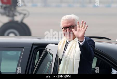 Bilder des Tages 180322 -- NEU DELHI, 22. März 2018 -- der deutsche Präsident Frank-Walter Steinmeier weht, als er am 22. März 2018 auf der Luftwaffenstation Palam in Neu-Delhi ankommt. Bundespräsident Frank-Walter Steinmeier kam am Donnerstag zu einem viertägigen Staatsbesuch in Delhi an. zf INDIA-NEW DELHI-GERMANY-PRESIDENT-VISIT ParthaxSarkar PUBLICATIONxNOTxINxCHN Stockfoto