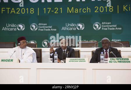 (180322) -- KIGALI, 22. März 2018 -- der Vorsitzende der Afrikanischen Union (AU) und ruandischer Präsident Paul Kagame (C) sprechen auf einer Pressekonferenz nach der 10. Außerordentlichen Tagung der Versammlung der AU über die Afrikanische kontinentale Freihandelszone (AfCFTA) am 21. März 2018 in Kigali, Ruanda. Vierundvierzig afrikanische Länder unterzeichneten am Mittwoch ein Abkommen zur Errichtung der AfCFTA in Kigali. ) (Zxj) (NEUFASSUNG)RWANDA-KIGALI-FREIHANDELSZONE-PRESSEKONFERENZ GabrielxDusabe PUBLICATIONxNOTxINxCHN Stockfoto