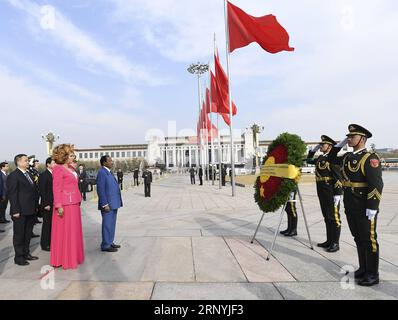 (180323) -- PEKING, 23. März 2018 -- der kamerunische Präsident Paul Biya legt am 23. März 2018 auf dem Platz des Himmlischen Friedens in Peking, der Hauptstadt Chinas, einen Kranz zum Denkmal für die Helden des Volkes. (wyo) CHINA-BEIJING-CAMEROON-MONUMENT-TRIBUTE (CN) YanxYan PUBLICATIONxNOTxINxCHN Stockfoto