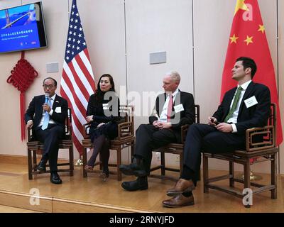 (180323) -- PEKING, 23. März 2018 -- Gäste des San Francisco Business Leaders Reception führen am 21. März 2018 einen Dialog in San Francisco, USA. Washington zerrt Peking in einen möglichen massiven Handelskrieg, als es am Donnerstag beschloss, einseitig massive Zölle gegen Importe aus China zu verhängen, der jüngste Schritt, der eine Bedrohung für ein regelbasiertes globales Handelssystem darstellt. )(yk) Xinhua Schlagzeilen: Angst vor Handelskrieg, nachdem die USA beschlossen haben, Zölle auf China LiuxQuan PUBLICATIONxNOTxINxCHN zu erheben Stockfoto