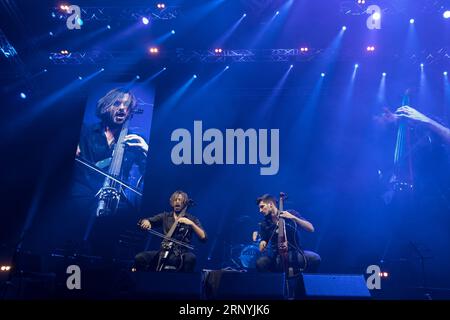 (180323) -- ZAGREB, 23. März 2018 -- Luka Sulic (R) und Stjepan Hauser, Mitglieder des kroatischen Cellist-Duos 2CELLOS, treten während ihres Konzerts in Zagreb, der Hauptstadt Kroatiens, am 23. März 2018 auf. ) CROATIA-ZAGREB-CONCERT-2CELLOS DavorxPuklavec PUBLICATIONxNOTxINxCHN Stockfoto