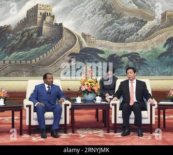 (180323) -- PEKING, 23. März 2018 -- Li Zhanshu, Vorsitzender des Ständigen Ausschusses des Nationalen Volkskongresses (NPC), trifft sich mit dem kamerunischen Präsidenten Paul Biya in Peking, der Hauptstadt Chinas, am 23. März 2018. ) (dhf) CHINA-BEIJING-LI ZHANSHU-KAMERUN-MEETING (CN) PangxXinglei PUBLICATIONxNOTxINxCHN Stockfoto