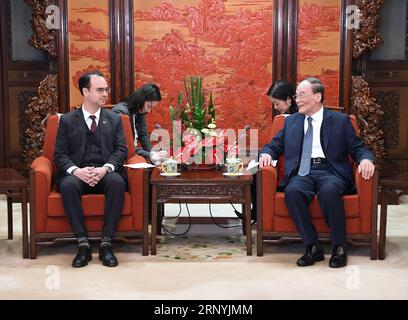 (180323) -- PEKING, 23. März 2018 -- der chinesische Vizepräsident Wang Qishan trifft sich mit dem philippinischen Außenminister Alan Peter Cayetano in Peking, Hauptstadt Chinas, 23. März 2018. ) (dhf) CHINA-BEIJING-WANG QISHAN-PHILIPPINEN-MEETING (CN) RaoxAimin PUBLICATIONxNOTxINxCHN Stockfoto