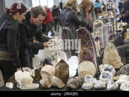 (180324) -- VANCOUVER, 24. März 2018 -- Besucher werfen einen Blick auf einen Stand während der Vancouver Gem and Mineral Show in Vancouver, Kanada, am 23. März 2018. ) (yy) CANADA-VANCOUVER-GEM SHOW Liangxsen PUBLICATIONxNOTxINxCHN Stockfoto