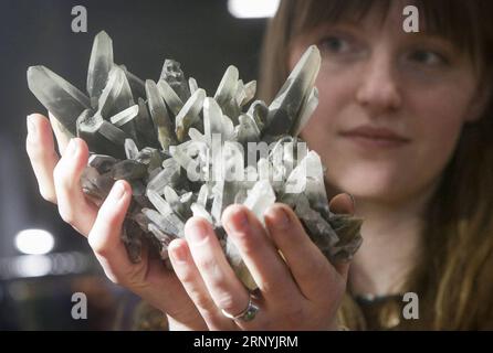 (180324) -- VANCOUVER, 24. März 2018 -- Ein Anbieter zeigt Quarzkristall während der Vancouver Gem and Mineral Show in Vancouver, Kanada, am 23. März 2018. ) (yy) CANADA-VANCOUVER-GEM SHOW Liangxsen PUBLICATIONxNOTxINxCHN Stockfoto