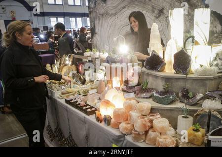 (180324) -- VANCOUVER, 24. März 2018 -- Ein Besucher schaut sich einen Stand während der Vancouver Gem and Mineral Show in Vancouver, Kanada, am 23. März 2018 an. ) (yy) CANADA-VANCOUVER-GEM SHOW Liangxsen PUBLICATIONxNOTxINxCHN Stockfoto