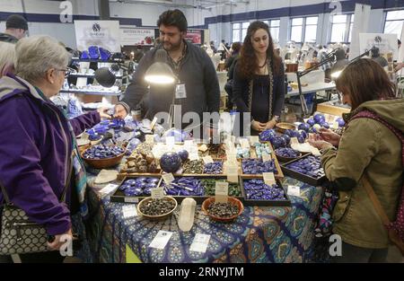 (180324) -- VANCOUVER, 24. März 2018 -- Besucher werfen einen Blick auf einen Stand während der Vancouver Gem and Mineral Show in Vancouver, Kanada, am 23. März 2018. ) (yy) CANADA-VANCOUVER-GEM SHOW Liangxsen PUBLICATIONxNOTxINxCHN Stockfoto