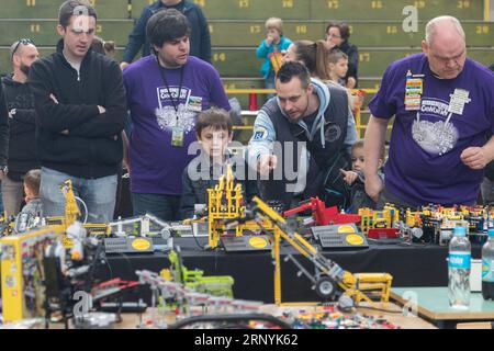 (180324) -- SVETI IVAN ZELINA (KROATIEN), 24. März 2018 -- Besucher schauen sich LEGO-Modelle auf der Internationalen Lego-Konferenz in Sveti Ivan Zelina, Kroatien, am 24. März 2018 an. ) KROATIEN-SVETI IVAN ZELINA-INTERNATIONALES LEGO-ÜBEREINKOMMEN DAVORXPUKLAVEC PUBLICATIONXNOTXINXCHN Stockfoto