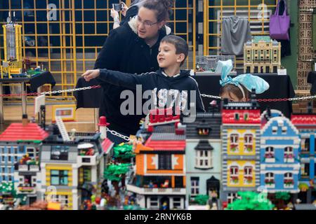 (180324) -- SVETI IVAN ZELINA (KROATIEN), 24. März 2018 -- Besucher schauen sich LEGO-Modelle auf der Internationalen Lego-Konferenz in Sveti Ivan Zelina, Kroatien, am 24. März 2018 an. ) KROATIEN-SVETI IVAN ZELINA-INTERNATIONALES LEGO-ÜBEREINKOMMEN DAVORXPUKLAVEC PUBLICATIONXNOTXINXCHN Stockfoto