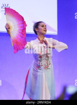 (180325) -- LONDON, 25. März 2018 -- Alexia Daubrese von der Universität Leeds nimmt am 17. Chinese Bridge Chinese Proficiency Competition UK Regional Final 2018 Teil, das am 24. März 2018 im Queen Elizabeth II Centre in London, Großbritannien, ausgetragen wurde. )(GJ) GROSSBRITANNIEN-LONDON-CHINESISCHE BRÜCKE-CHINESISCHER EIGNUNGSWETTBEWERB-UK REGIONALES FINALE HANXYAN PUBLICATIONXNOTXINXCHN Stockfoto