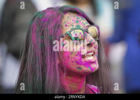 (180325) -- VANCOUVER, 25. März 2018 -- Ein Mädchen nimmt an der Feier von Holi an der University of British Columbia in Vancouver, Kanada, am 24. März 2018 Teil. Das Hindu-Festival von Holi, oder das Festival der Farben , läutet die Ankunft des Frühlings und das Ende des Winters ein. ) (Jmmn) CANADA-VANCOUVER-UBC-HOLI Liangxsen PUBLICATIONxNOTxINxCHN Stockfoto