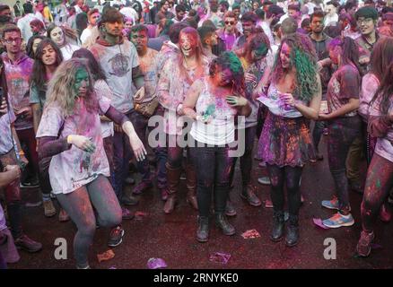 (180325) -- VANCOUVER, 25. März 2018 -- Menschen tanzen zusammen, um Holi an der University of British Columbia in Vancouver, Kanada, am 24. März 2018 zu feiern. Das Hindu-Festival von Holi, oder das Festival der Farben , läutet die Ankunft des Frühlings und das Ende des Winters ein. ) (Jmmn) CANADA-VANCOUVER-UBC-HOLI Liangxsen PUBLICATIONxNOTxINxCHN Stockfoto