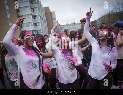 (180325) -- VANCOUVER, 25. März 2018 -- Menschen tanzen zusammen, um Holi an der University of British Columbia in Vancouver, Kanada, am 24. März 2018 zu feiern. Das Hindu-Festival von Holi, oder das Festival der Farben , läutet die Ankunft des Frühlings und das Ende des Winters ein. ) (Jmmn) CANADA-VANCOUVER-UBC-HOLI Liangxsen PUBLICATIONxNOTxINxCHN Stockfoto