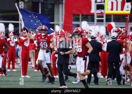 Bloomington, USA. September 2023. BLOOMINGTON, INDIANA - 2. SEPTEMBER: Trainer Tom Allen und die Indiana University Hoosiers begeben sich auf das Feld, bevor sie am 2. September 2023 in Bloomington, Indiana, ein NCAA-Fußballspiel gegen Ohio State spielen. Die Buckeyes schlugen die Hoosiers 23:3 (Quelle: Jeremy Hogan/Alamy Live News) Stockfoto