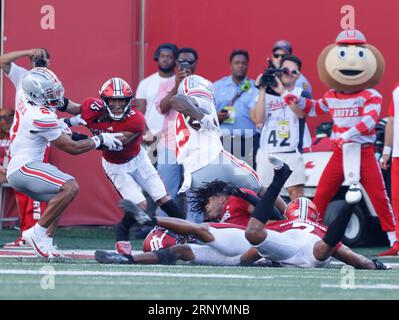 Bloomington, USA. September 2023. BLOOMINGTON, INDIANA – 2. SEPTEMBER: Der Indiana Hoosiers Defensive Back Phillip Dunnam (6) verliert seinen Helm bei einem Spiel gegen Ohio State am 2. September 2023 in Bloomington, Indiana. (Quelle: Jeremy Hogan/Alamy Live News) Stockfoto