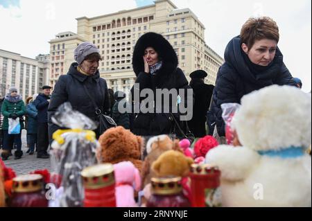 (180328) -- MOSKAU, 28. März 2018 -- Menschen ehren die Opfer des Brandunfalls in Kemerowo während der nationalen Trauer in Moskau, Russland, 28. März 2018. Der russische Präsident Wladimir Putin unterzeichnete am Dienstag ein Dekret, das den Mittwoch zu einem Tag nationaler Trauer für die Opfer eines Großbrandes in einem Einkaufszentrum in der sibirischen Stadt Kemerowo erklärte, bei dem mindestens 64 Menschen ums Leben kamen. ) (srb) RUSSIA-MOSCOW-KEMEROVO FIRE-FLOWERS EvgenyxSinitsyn PUBLICATIONxNOTxINxCHN Stockfoto