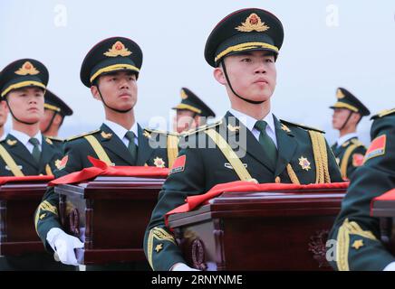 (180328) -- INCHEON, 28. März 2018 -- Chinesische Ehrenwache trägt die Überreste von chinesischen Freiwilligensoldaten, die im Koreakrieg in Incheon, Südkorea, getötet wurden, 28. März 2018. Südkorea brachte am Mittwoch weitere Überreste chinesischer Soldaten zurück, die im Koreakrieg 1950-1953 getötet wurden. (srb) SÜDKOREA-INCHEON-WAR-REMAINS-CHINESISCHE SOLDATEN WangxJingqiang PUBLICATIONxNOTxINxCHN Stockfoto