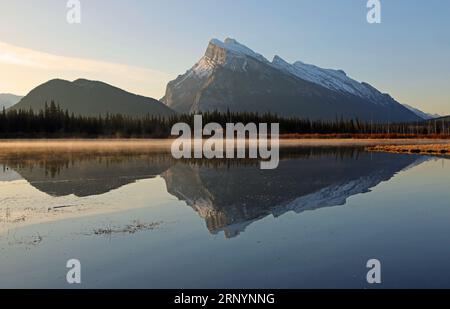 Mt Rundle and morning fog - Banff National Park, Canada Stockfoto